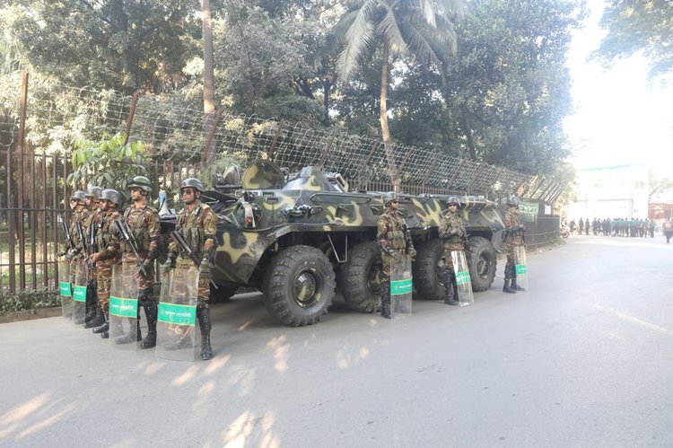 জুলাই অভ্যুত্থানের সময় সংগঠিত মানবতাবিরোধী অপরাধের মামলার রায়ের দিনকে কেন্দ্র করে ট্রাইব্যুনাল এলাকায় সতর্ক অবস্থানে আইনশৃঙ্খলা বাহিনী। ছবি: আজকের পত্রিকা