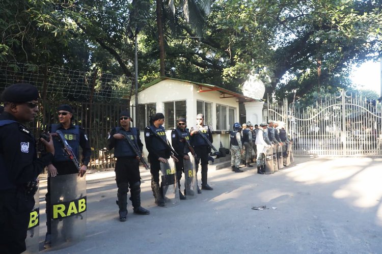 জুলাই অভ্যুত্থানের সময় সংগঠিত মানবতাবিরোধী অপরাধের মামলার রায়ের দিনকে কেন্দ্র করে ট্রাইব্যুনাল এলাকায় সতর্ক অবস্থানে আইনশৃঙ্খলা বাহিনী। ছবি: আজকের পত্রিকা