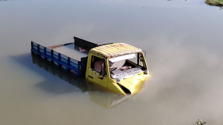 পানিতে পড়ে যায় ট্রাকটি। ছবি: আজকের পত্রিকা