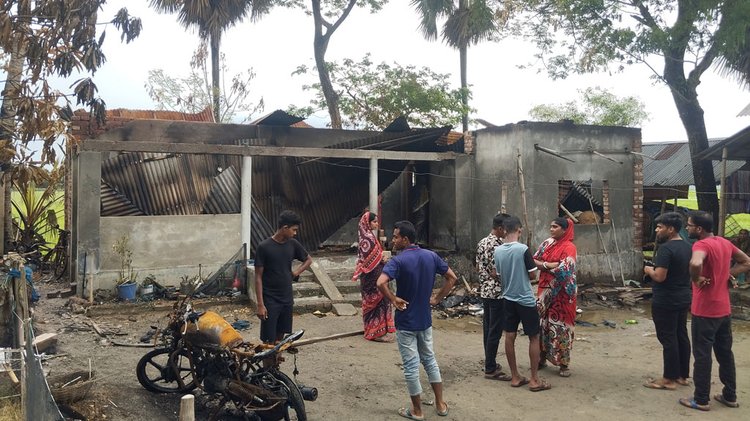 তরিকুল হত্যার পর ডহর মশিয়াহাটী গ্রামের বাড়েদাপাড়ায় পুড়িয়ে দেওয়া ঘরবাড়ি। ছবি: আজকের পত্রিকা