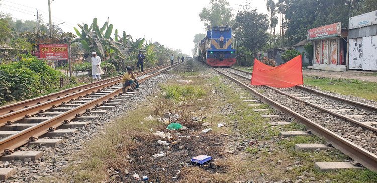 গাজীপুরে বেঁকে যাওয়া ট্রেন লাইন। ছবি: আজকের পত্রিকা