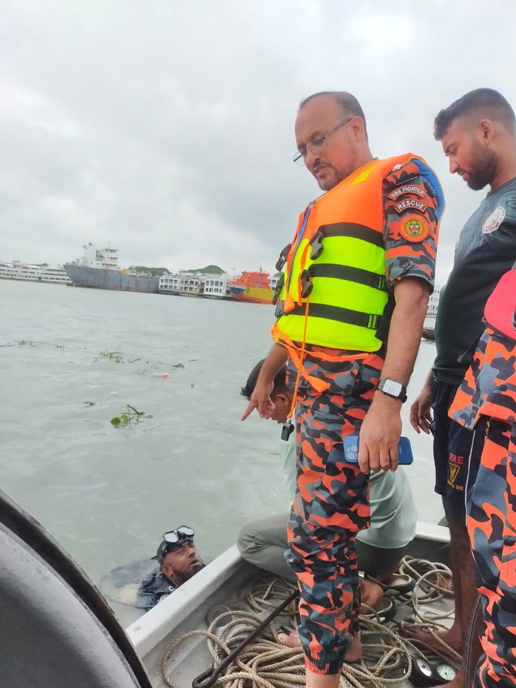 পুরান ঢাকায় সদরঘাটে সুন্দরবন-১২ লঞ্চের ধাক্কায় ট্রলারডুবির পর উদ্ধার কাজে ফায়ার সার্ভিসের ডুবুরিরা। ছবি: সংগৃহীত