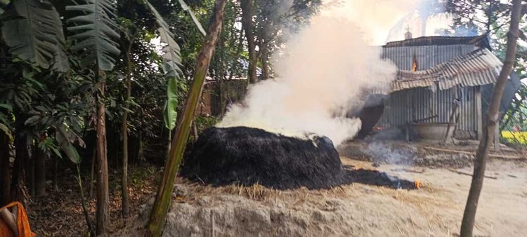 সিরাজগঞ্জের তাড়াশ উপজেলায় বাড়ির সীমানা নিয়ে বিরোধের জেরে বৃদ্ধকে পিটিয়ে হত্যার ঘটনায় অভিযুক্ত ব্যক্তির বাড়িতে আগুন দেওয়া হয়। ছবি: আজকের পত্রিকা