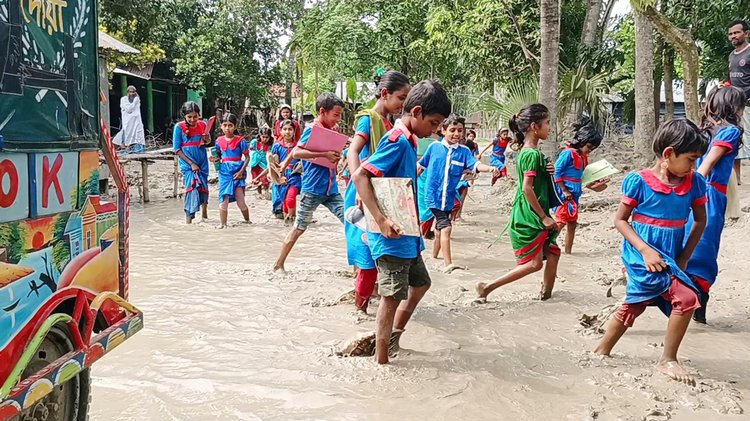 পানি বরে হওয়ার কোন পথ নেই। তাই জলাবদ্ধতার সৃষ্টি। এই কাদাপানি মাড়িয়ে শিক্ষার্থীদের যেতে হয় বিদ্যালয়ে। ছবি: আজকের পত্রিকা