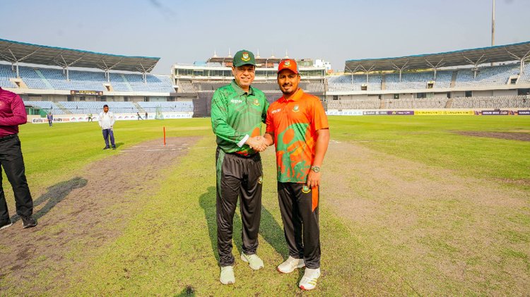 বিজয় দিবসের প্রীতি ম্যাচে মিনহাজুল আবেদীন নান্নুর সঙ্গে টস করেছেন মোহাম্মদ আশরাফুল। ছবি: বিসিবি