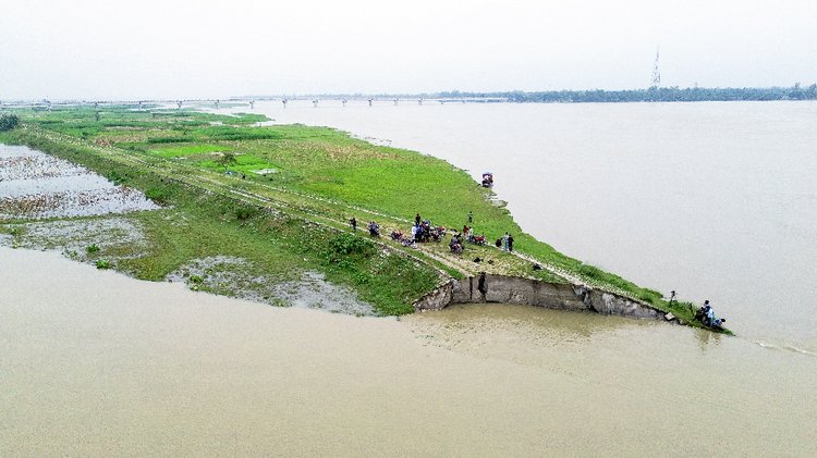 স্পারের ভাঙনের সঙ্গে সেতু রক্ষা বাঁধ এলাকায় নতুন করে ভাঙন দেখা দিয়েছে। ছবি: আজকের পত্রিকা