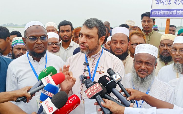 আজ দুপুরে মানববন্ধনে তিস্তার পানিতে নেমে হাজারো মানুষ অংশ নেন এবং দ্রুত মহাপরিকল্পনা বাস্তবায়নের দাবি জানান। ছবি: আজকের পত্রিকা