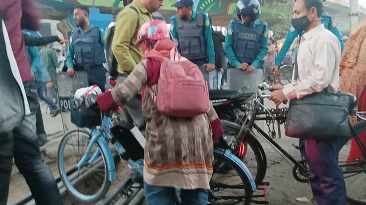 তিতুমীরের শিক্ষার্থীদের অবরোধে হাজারো মানুষ পায়ে হেঁটে চলাচল করছেন। ছবি: আজকের পত্রিকা