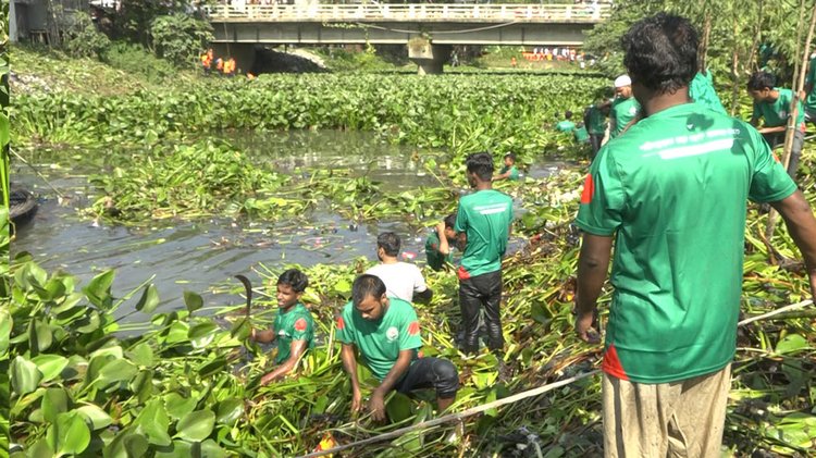 তুলসীগঙ্গা নদীতে পরিচ্ছন্নতা অভিযান চালান স্বেচ্ছাসেবীরা। ছবি: আজকের পত্রিকা