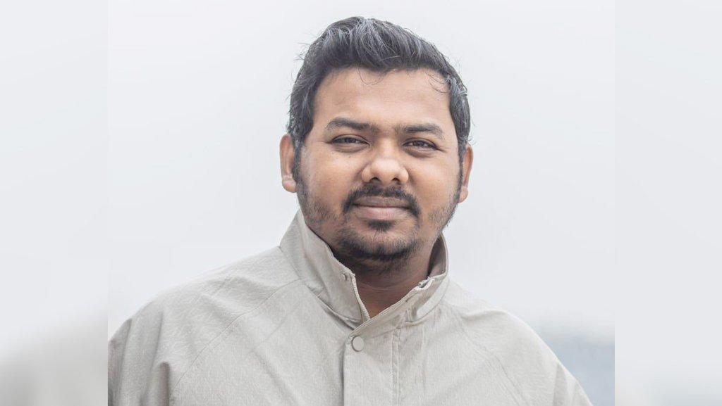 অনেক ক্ষেত্রে সরকার প্রশাসনের কাছে জিম্মি হয়ে যাচ্ছে