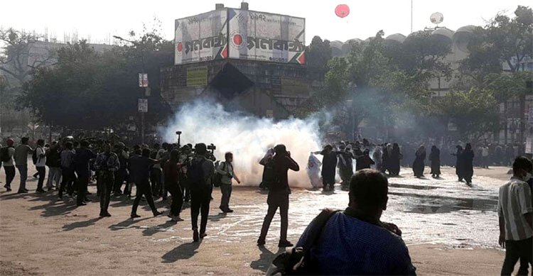 লাঠিপেটা ও জলকামানের পানি ছিটিয়ে এনটিআরসিএ নিবন্ধিত নিয়োগ প্রত্যাশী এবং সুপারিশপ্রাপ্ত প্রাথমিকের শিক্ষকদের ছত্রভঙ্গ করে পুলিশ। ছবি: সংগৃহীত