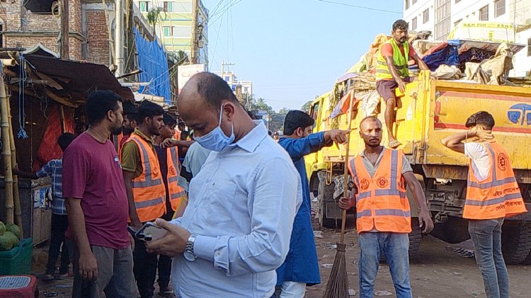 দেবিদ্বারে ফুটপাত দখলমুক্ত করতে ভ্রাম্যমাণ আদালতের অভিযান। ছবি: আজকের পত্রিকা