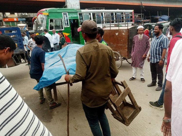 পোস্তগোলা–জুরাইন রেলগেট থেকে ধোলাইপাড়ের আমির টাওয়ার পর্যন্ত এলাকায় উচ্ছেদ অভিযান পরিচালনা করেছে ডিএমপি। ছবি: আজকের পত্রিকা