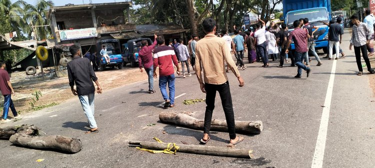 উজিরপুরে ঢাকা-বরিশাল মহাসড়ক অবরোধ করে বিক্ষোভ। ছবি: আজকের পত্রিকা