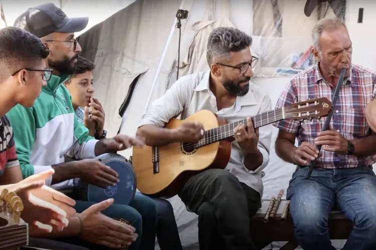 ড্রোনের যন্ত্রণাদায়ক শব্দকে গানে রূপান্তরিত করেছেন সংগীতশিক্ষক আমশা। ছবি: ইউনাইটেড নেশনস