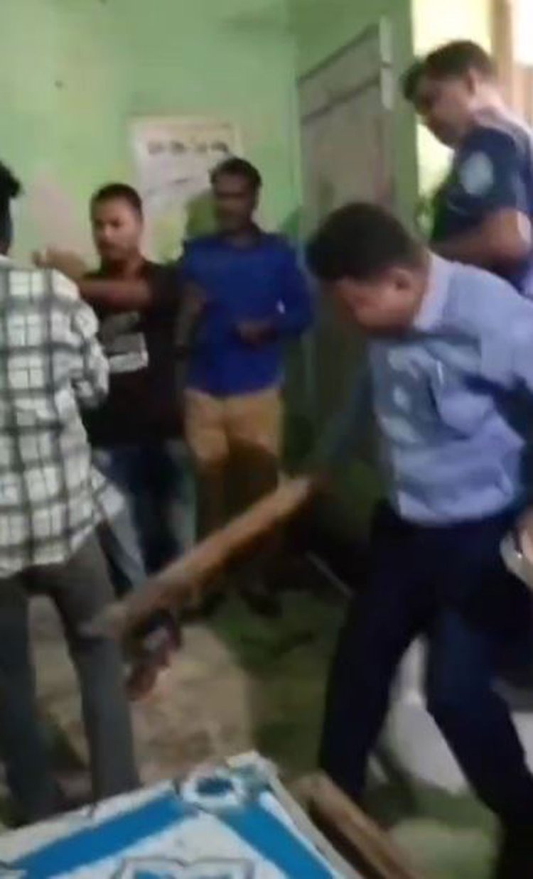 শিশুকে লাঠি দিয়ে পেটাচ্ছেন ইউএনও। ছবি: ভিডিও থেকে