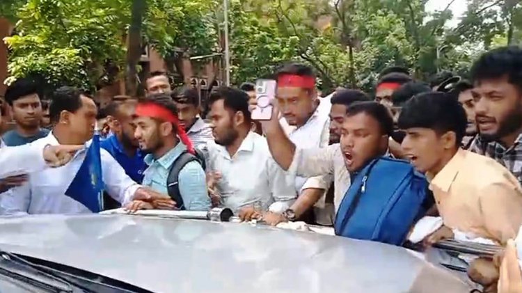 গাজীপুরে জাতীয় বিশ্ববিদ্যালয়ের উপাচার্যের ওপর হামলা। ছবি: আজকের পত্রিকা
