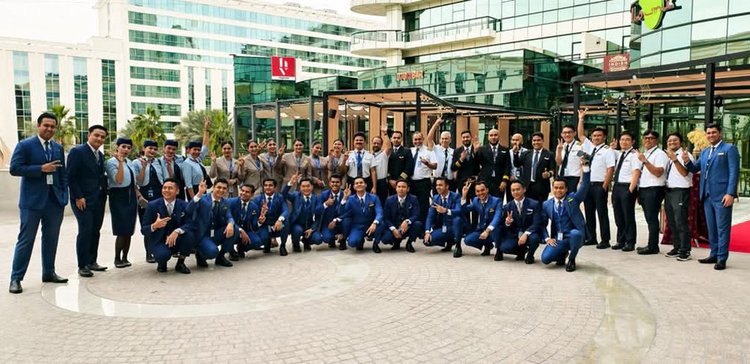 ইউএস-বাংলা এয়ারলাইনসের পাইলট ও ক্রুরা। ছবি: আজকের পত্রিকা