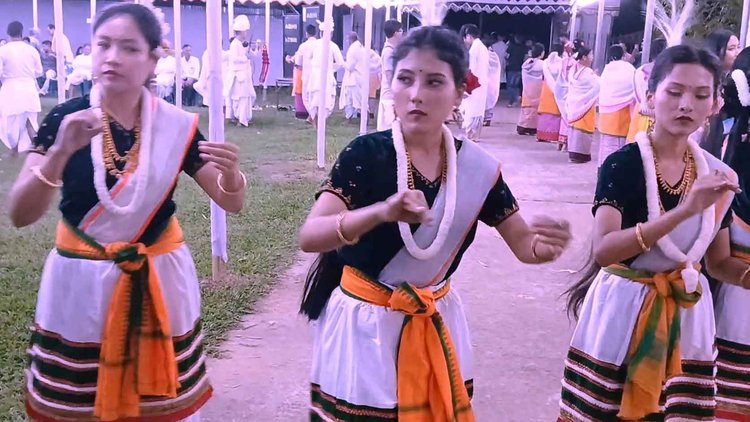 লাই হারাওবা উৎসবে সাংস্কৃতিক অনুষ্ঠানে মণিপুরি মৈতৈ সম্প্রদায়ের তরুণীরা। ছবি: আজকের পত্রিকা