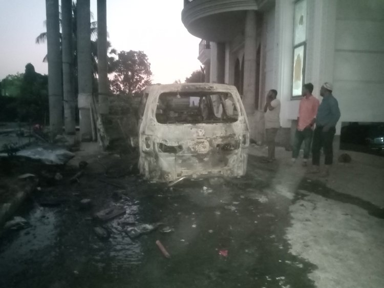 আজ সোমবার শেখ হাসিনার রায়ের পর মিছিল নিয়ে সাবেক এমপি হাবিবের ভাইয়ের বাড়ি ভাঙচুর ও গাড়িতে আগুন দেয় একদল লোক। ছবি: আজকের পত্রিকা