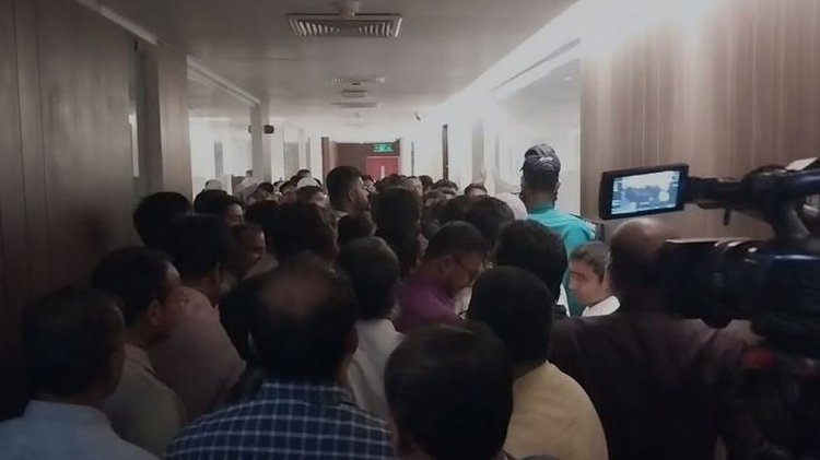 সচিবালয় ভাতা চালুর দাবিতে অর্থ উপদেষ্টাকে অবরুদ্ধ করে রাখা হয়েছে। ছবি: আজকের পত্রিকা