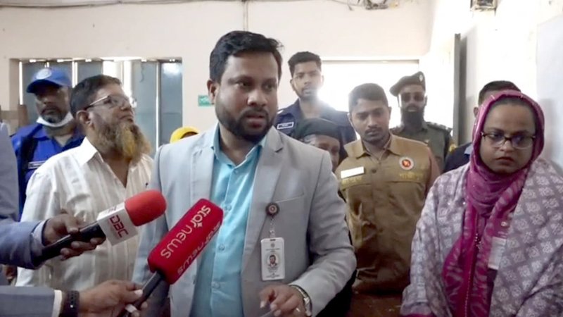 একজনের ভোট দিয়ে গেছে আরেকজন, সহকারী প্রিসাইডিং কর্মকর্তাসহ তিনজনকে প্রত্যাহার