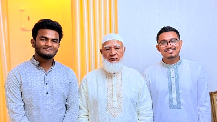 জাতীয় সংসদের বিরোধী দলীয় নেতা ও বাংলাদেশ জামায়াতে ইসলামীর আমির ডা. শফিকুর রহমানকে বিয়ের দাওয়াতপত্র পৌঁছে দেন ডাকসু ভিপি সাদিক কায়েম। ছবি: সংগৃহীত