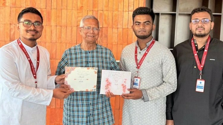 সাবেক অন্তর্বর্তীকালীন সরকারের প্রধান উপদেষ্টা ড. মুহাম্মদ ইউনূসকে বিয়ের দাওয়াতপত্র পৌঁছে দেন ডাকসু ভিপি সাদিক কায়েম। ছবি: সংগৃহীত