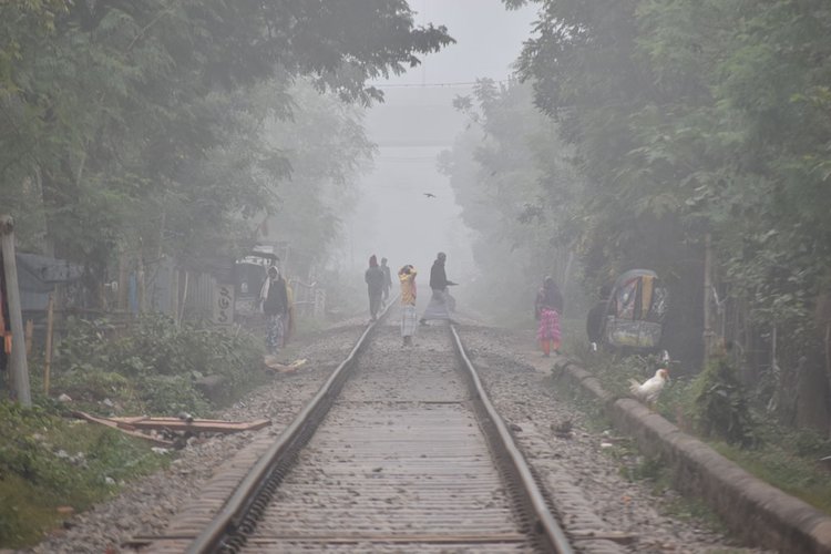 রাজশাহীতে সূর্যের দেখা নেই দুই দিন। ছবি: আজকের পত্রিকা