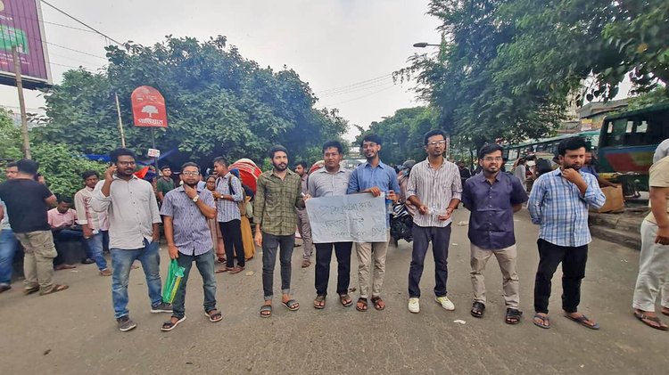 যুব উন্নয়ন অধিদপ্তরের নিয়োগ পরীক্ষায় প্রশ্নফাঁসের অভিযোগের প্রতিবাদে রাজধানীর কয়েকটি গুরুত্বপূর্ণ সড়ক অবরোধ করেন চাকরিপ্রার্থীরা। ছবি: সংগৃহীত