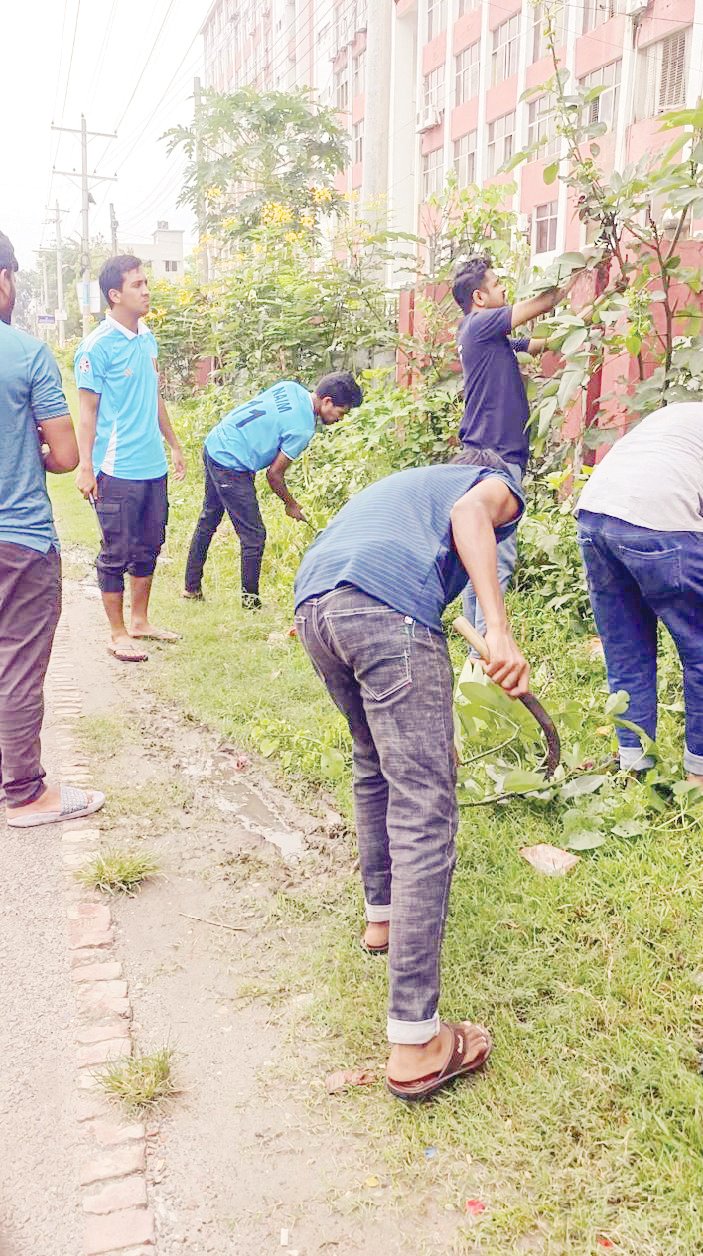 বৃক্ষ রোপণ, পরিচর্যা ও ফুটপাত পরিচ্ছন্নতা কর্মসূচি-২০২৫ পালন এবং নতুন বৃক্ষরোপণ কর্মসূচি পালন করেছে পাঠকবন্ধু, যবিপ্রবি শাখা। ছবি: সংগৃহীত