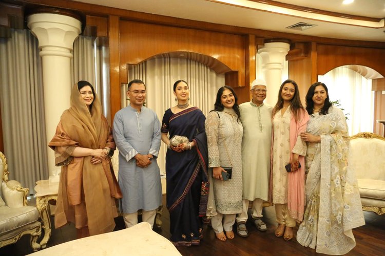 প্রধানমন্ত্রী তারেক রহমানের সঙ্গে যমুনায় আজ ঈদের শুভেচ্ছা বিনিময় করেছেন সাবেক অন্তর্বর্তীকালীন সরকারের প্রধান উপদেষ্টা ড. মুহাম্মদ ইউনূস। ছবি: প্রধানমন্ত্রী কার্যালয়