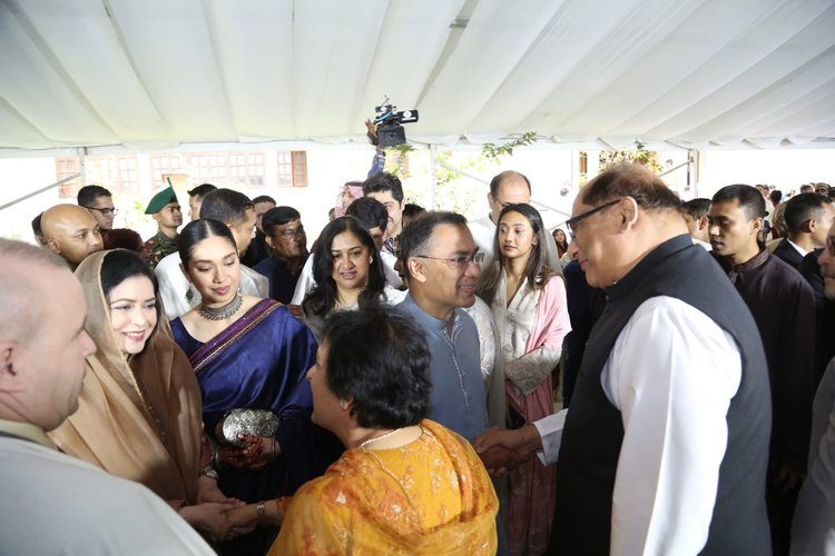 রাষ্ট্রীয় অতিথি ভবন যমুনায় সর্বস্তরের মানুষের সঙ্গে ঈদের শুভেচ্ছা বিনিময় করেন প্রধানমন্ত্রী তারেক রহমান। ছবি: প্রধানমন্ত্রী কার্যালয়