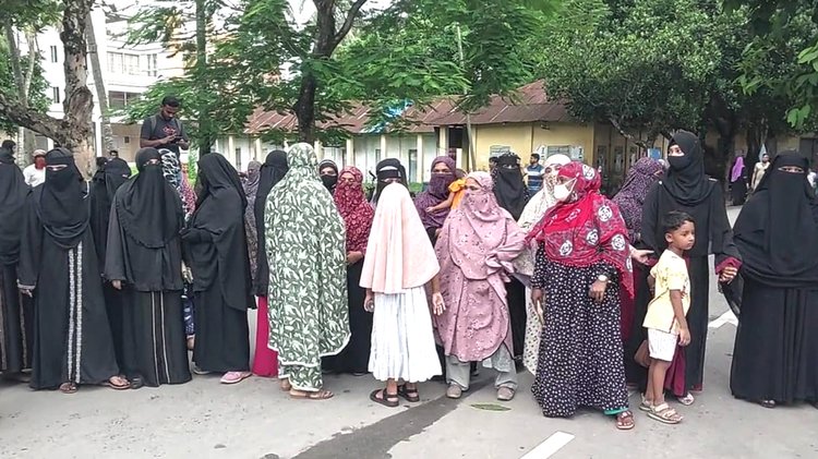 সমঝোতা সভা শেষে আবারও মাদ্রাসা শিক্ষক ও অভিভাবকদের তোপের মুখে পড়েন এমপি গোলাম রসুল। ছবি: আজকের পত্রিকা