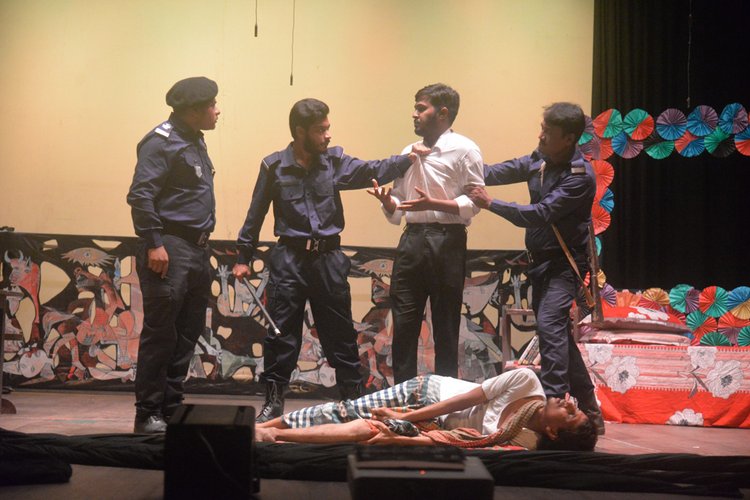 ফ্যাসিবাদী শাসনের আমলের নির্মম নির্যাতনের বাস্তব প্রতিচ্ছবি নিয়ে যশোরে নাটক মঞ্চস্থ হয়। ছবি: আজকের পত্রিকা