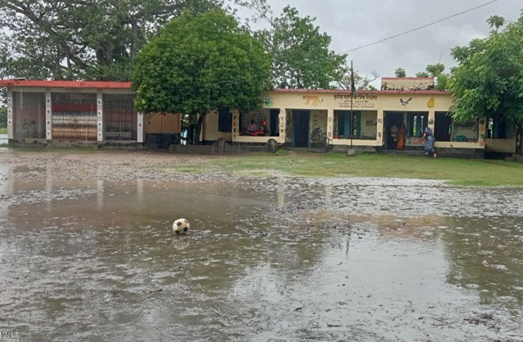আড়াই লাখ টাকা বরাদ্দে মাঠ ভরাটের পর মনিরামপুরে কুচলিয়া সরকারি প্রাথমিক বিদ্যালয়ের চিত্র। ছবিটি গেল সপ্তাহে তোলা। ছবি: আজকের পত্রিকা