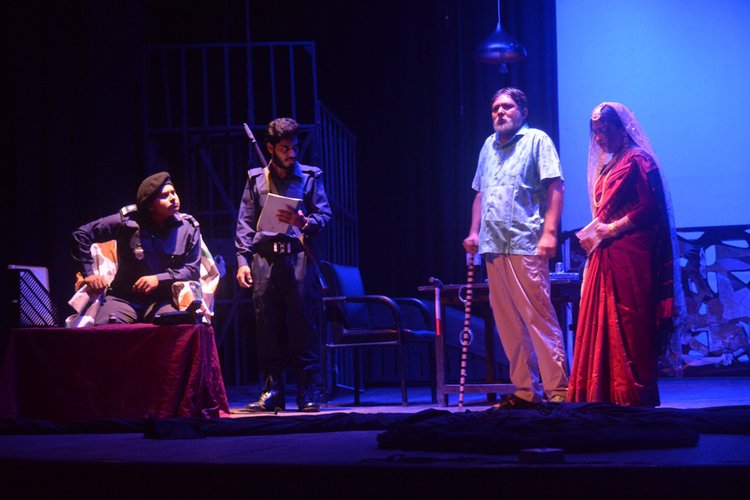 ফ্যাসিবাদী শাসনের আমলের নির্মম নির্যাতনের বাস্তব প্রতিচ্ছবি নিয়ে যশোরে নাটক মঞ্চস্থ হয়। ছবি: আজকের পত্রিকা