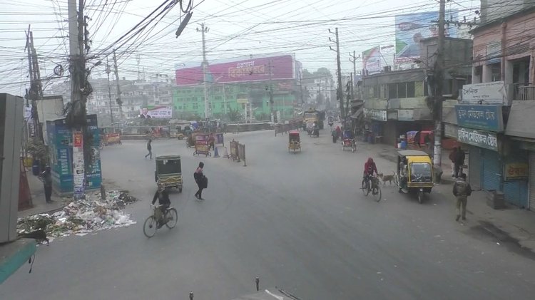শৈত্যপ্রবাহে সবচেয়ে বেশি ভোগান্তিতে পড়েছেন দিনমজুর, কৃষিশ্রমিক, ভ্যানচালক ও অন্যান্য খেটে খাওয়া মানুষ। ছবি: আজকের পত্রিকা