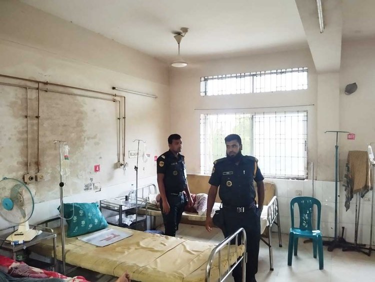 যশোর কারাগারে যবিপ্রবির সাবেক ভিসি অসুস্থ হয়ে হাসপাতালে ভর্তি। ছবি: আজকের পত্রিকা
