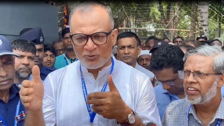 বাণিজ্য উপদেষ্টা শেখ বশিরউদ্দীন আজ সোমবার সকালে সাতক্ষীরার শ্যামনগর উপজেলার আশালতা মাধ্যমিক বিদ্যালয় ৭০ বছর পূর্তি অনুষ্ঠানে অংশ নেন। ছবি: আজকের পত্রিকা
