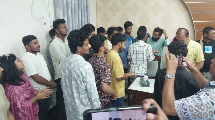 যশোরের জেলা প্রশাসক কার্যালয়ে আজ বুধবার জুলাই গণ-অভ্যুত্থানে আহত ব্যক্তিদের মধ্যে অনুদানের চেক বিতরণ অনুষ্ঠানে হট্টগোল হয়। ছবি: আজকের পত্রিকা