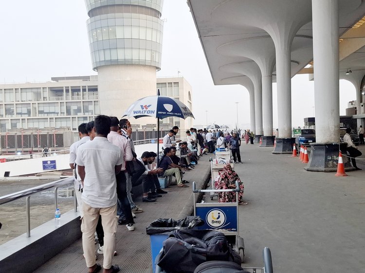 ঢাকার হযরত শাহজালাল আন্তর্জাতিক বিমানবন্দরে অপেক্ষাগারসহ বিভিন্নখানে অপেক্ষায় যাত্রীরা। ছবি: আজকের পত্রিকা