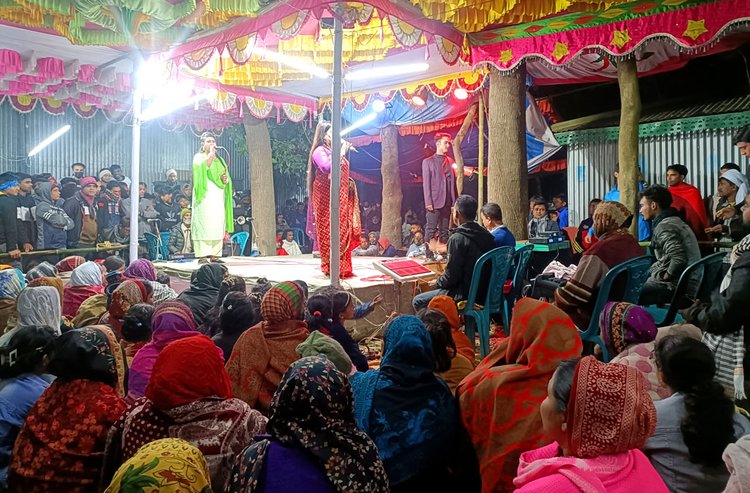 ‘কলঙ্কিত সমাজ’ যাত্রাপালার দৃশ্য উপভোগ করছেন দর্শকেরা। ছবি: আজকের পত্রিকা