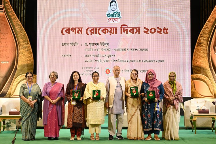 এ বছরও নারীশিক্ষা, নারী অধিকার, মানবাধিকার এবং নারী জাগরণে অসাধারণ অবদানের স্বীকৃতিস্বরূপ চার বিশিষ্ট নারীকে রোকেয়া পদক প্রদান করা হয়েছে। ছবি: আজকের পত্রিকা