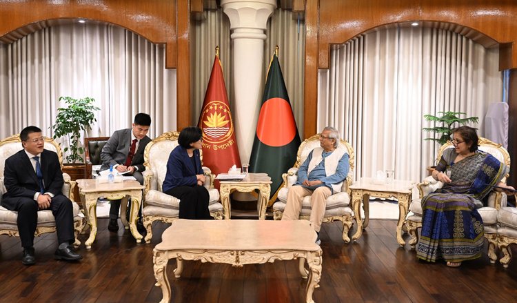 বৃহস্পতিবার প্রধান উপদেষ্টার সঙ্গে বৈঠক করেন এক্সপোর্ট-ইমপোর্ট ব্যাংক অব চায়নার ভাইস প্রেসিডেন্ট ইয়াং দংনিং। ছবি: প্রেস উইং