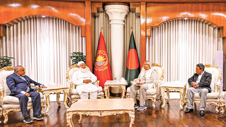 প্রধান উপদেষ্টা ড. মুহাম্মদ ইউনূসের সঙ্গে বৈঠকে জামায়াতের নেতারা। গতকাল যমুনায়। ছবি: প্রেস উইং