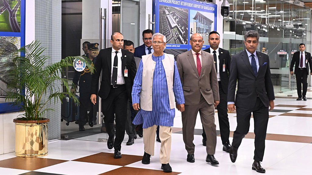 চার দিনের সফরে যুক্তরাজ্যে গেলেন প্রধান উপদেষ্টা