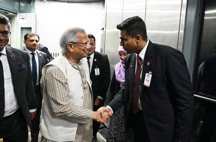 মালয়েশিয়া পৌঁছে গেছেন প্রধান উপদেষ্টা। ছবি: প্রেস উইং
