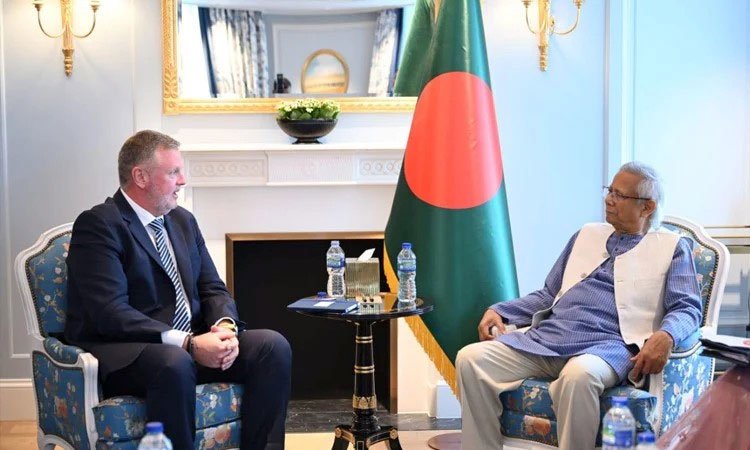 প্রধান উপদেষ্টার সঙ্গে এয়ারবাস এবং মেনজিস এভিয়েশনের এক্সিকিউটিভ ভাইস প্রেসিডেন্টের সাক্ষাৎ। ছবি: প্রধান উপদেষ্টার ফেসবুক পেইজ