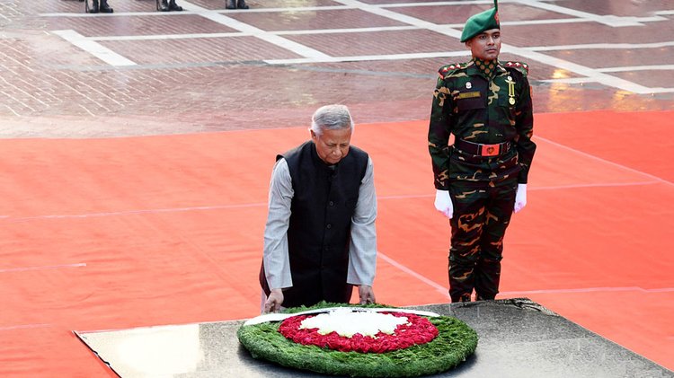 শহীদ বুদ্ধিজীবীদের প্রতি শ্রদ্ধা নিবেদন করেন প্রধান উপদেষ্টা। ছবি: প্রেস উইং